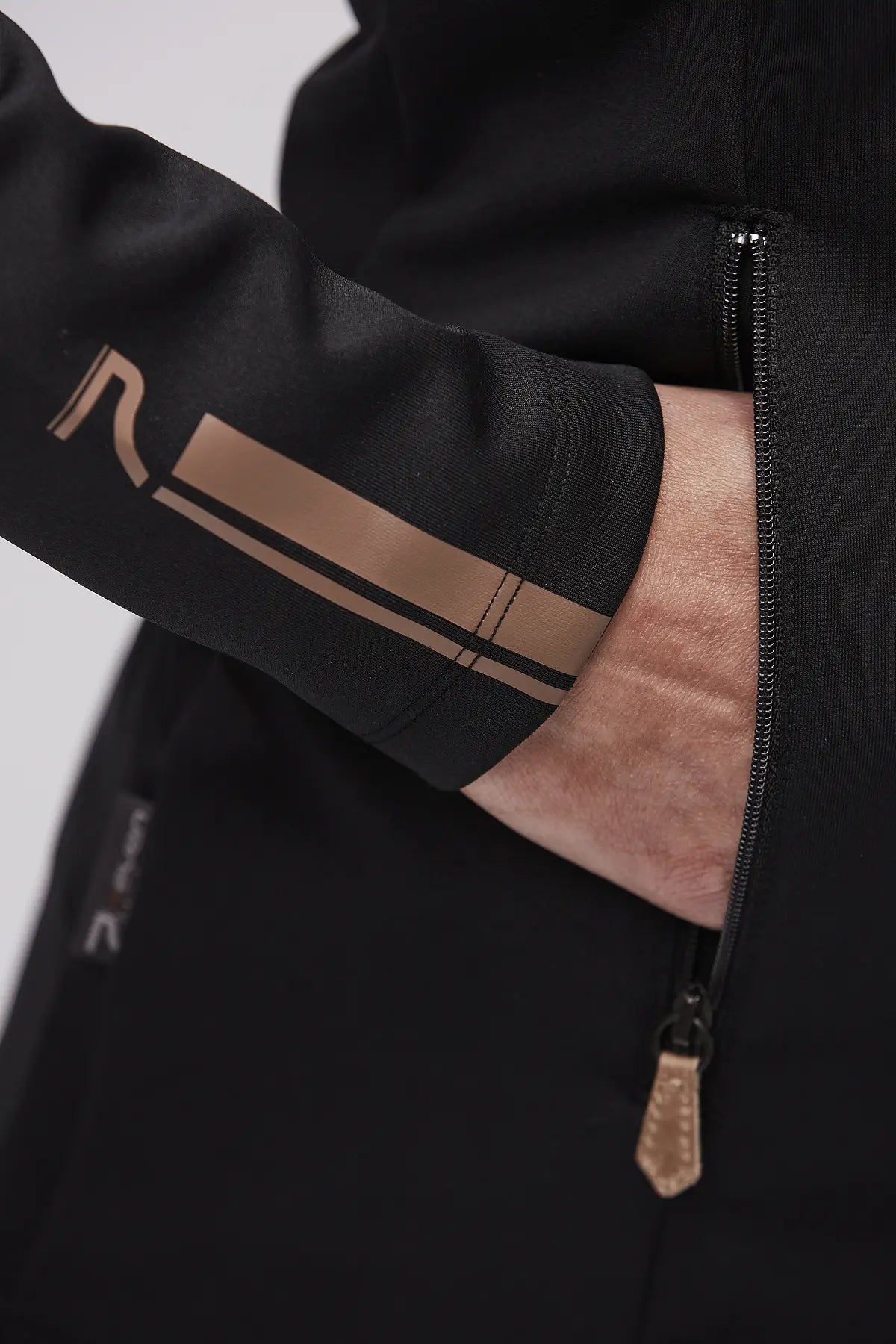 Sportjacka Jacket w zip figursydd svart - seven of sweden