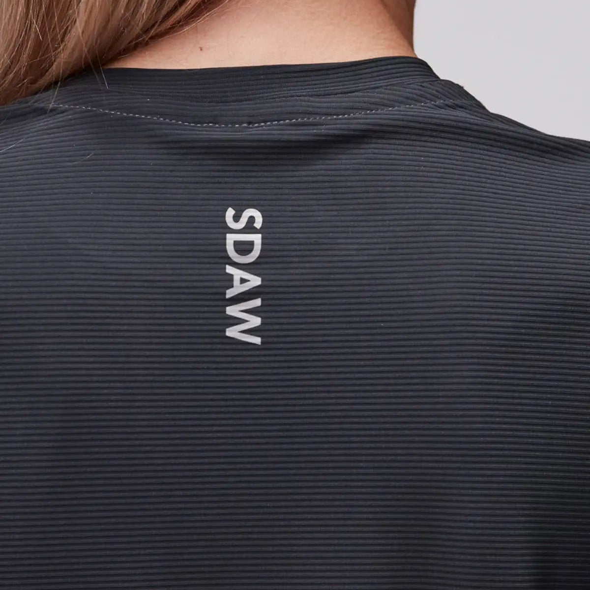 SDAW Padellinne Loose Fit mörkgrå logo i nacke